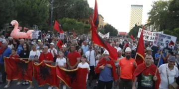 Dita e 42 ditë e protestës në Tiranë, nis grumbullimi i pjesëmarrësve në sheshin “Skënderbej”