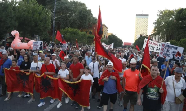 Dita e 42 ditë e protestës në Tiranë, nis grumbullimi i pjesëmarrësve në sheshin “Skënderbej”