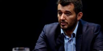 Labinot Tahiri godet Kurtin: Deri dje Vjosa ishte “frizerkë”, Ramushi “hajn”, sot i ftojnë në takim