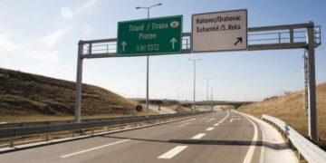 Nesër nga ora 11:00 deri në 17:30, kufizime për kamionët nëpër autostradë