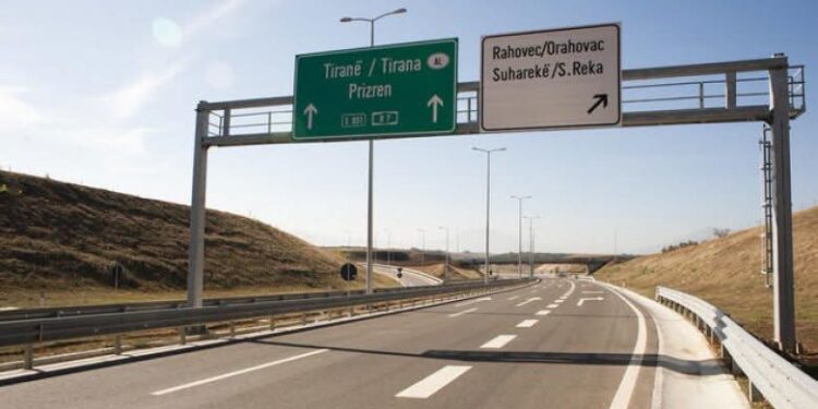 Nesër nga ora 11:00 deri në 17:30, kufizime për kamionët nëpër autostradë