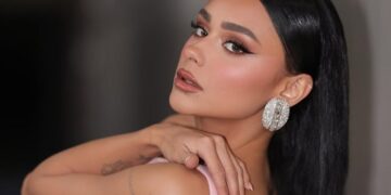 Egli Tako ndez rrjetin nga pushimet, paraqitja në bikini merr gjithë vëmendjen
