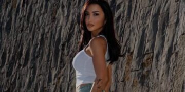 Xheneta Fetahu “djeg” rrjetin me foto në bikini