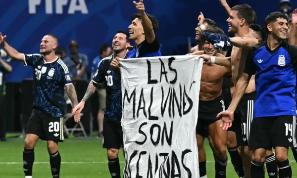 FIFA e mbron Argjentinën rreth banerave për Ishujt Falkland