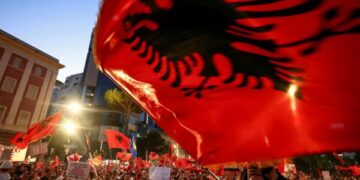 “Nuk do lëvizim nga sheshi”, për të 49-ën ditë protestohet para Kryeministrisë në Shqipëri