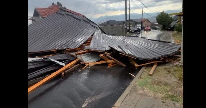 Stuhia rrënon çatinë dhe dëmton shtyllat elektrike në Senofc të Suharekës
