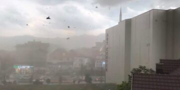 Momenti dramatik kur erërat e fuqishme rrëzojnë kulmin në Suharekë, qytetarët mezi arrijnë të largohen (VIDEO)