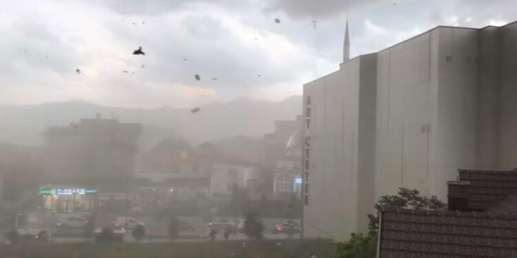 Momenti dramatik kur erërat e fuqishme rrëzojnë kulmin në Suharekë, qytetarët mezi arrijnë të largohen (VIDEO)