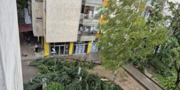 Një stuhi me fuqi uragani goditi Shkupin pasditen e sotme
