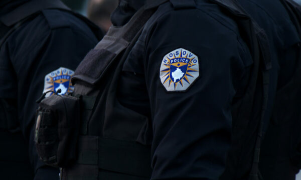 Vidhin brenda veturave të dasmorëve pasi hynin në restorant, Policia e Kosovës arreston 3 persona në Obiliq