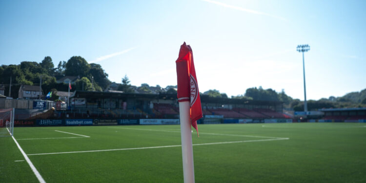 Larne reagon pas skandalit me flamurin ‘Kosova është Serbi’: Nuk ishte tifozi ynë, politika nuk ka vend në futboll