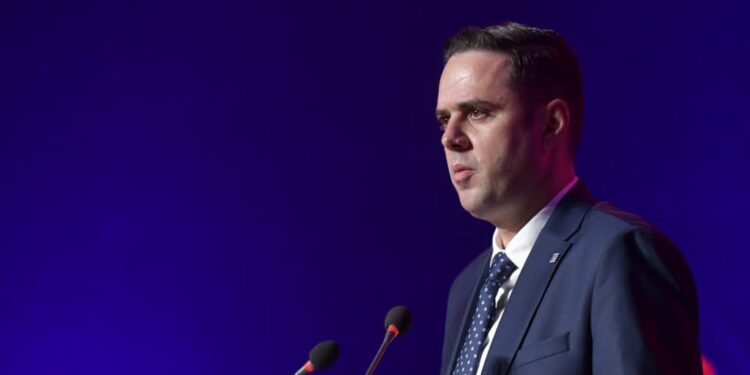 Abdixhiku sërish në qendër të kritikave, publikohen pamjet e eskortës së tij