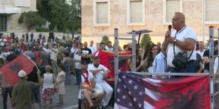 Qytetarët në Shqipëri në ditën e 53-të të protestës