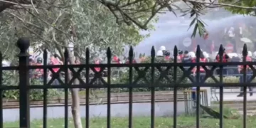 Përplajse para Parlamentit në Shqipëri, policia hedh gaz lotsjellës e ujë ndaj protestuesve