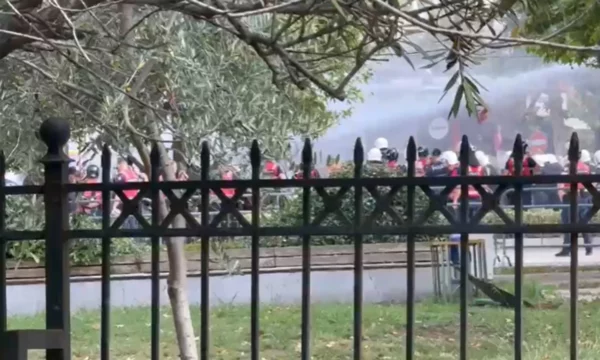 Përplajse para Parlamentit në Shqipëri, policia hedh gaz lotsjellës e ujë ndaj protestuesve