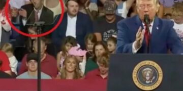 Videoja bëhet virale, burri pas Trumpit imiton gjestet e presidentit gjatë tubimit