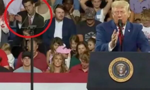Videoja bëhet virale, burri pas Trumpit imiton gjestet e presidentit gjatë tubimit