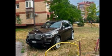 Mërgimtari nga Zvicra e parkon veturën në mes të parkut në një lagje të Prizrenit