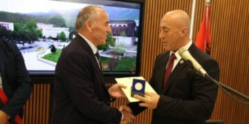Haradinaj dekoron katër kontribuues nga Shqipëria për rolin e tyre në çlirimin e Kosovës