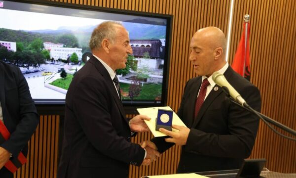 Haradinaj dekoron katër kontribuues nga Shqipëria për rolin e tyre në çlirimin e Kosovës
