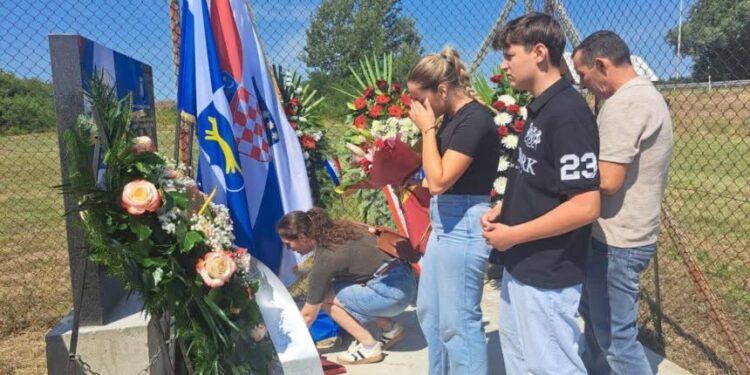 Elijona në lot, zbulohet pllaka përkujtimore për nënën dhe motrën e saj