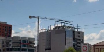 AVONET kërkon ndërhyrje urgjente ndaj mbindërtimit të paligjshëm në rrugën “Ahmet Kaçiku” dhe hetim nga Prokuroria