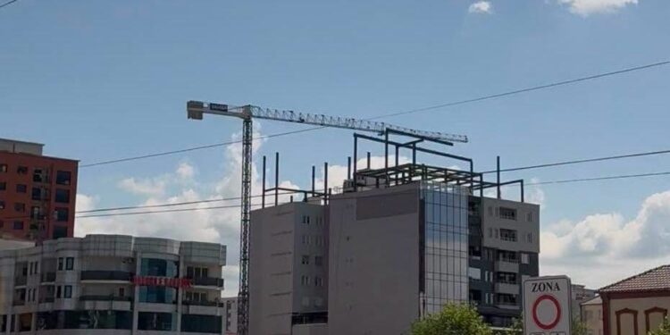 AVONET kërkon ndërhyrje urgjente ndaj mbindërtimit të paligjshëm në rrugën “Ahmet Kaçiku” dhe hetim nga Prokuroria