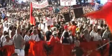 Dita e 56 e protestës, qytetarët mblidhen poshtë zyrës së Ramës: Të hënën do jemi para Parlamentit!