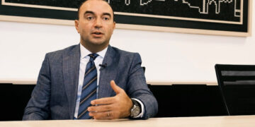 Rafuna: Rritja e çmimit të naftës godet bizneset dhe qytetarët, çmimet tavan nuk janë zgjidhje