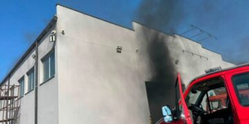 Zjarr në një fabrikë në Gjakovë, zjarrfikësit: Flakët u shuan me kohë, nuk raportohet për të lënduar