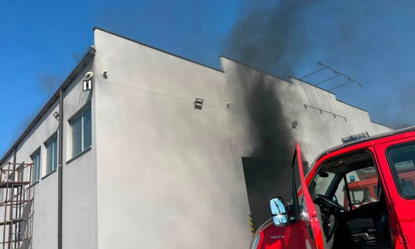 Zjarr në një fabrikë në Gjakovë, zjarrfikësit: Flakët u shuan me kohë, nuk raportohet për të lënduar