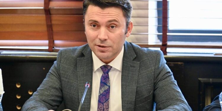 Rrustemi: Politika e Albinit po e përmirëson edhe PDK’në, arrestimet e serbëve për kri*me lufte do të vazhdojnë