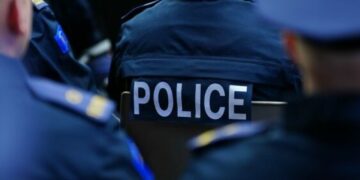 Skenderaj: Babai ia dha armën djalit 16-vjeçar për të shtënë në aheng – Policia ia bastis shtëpinë