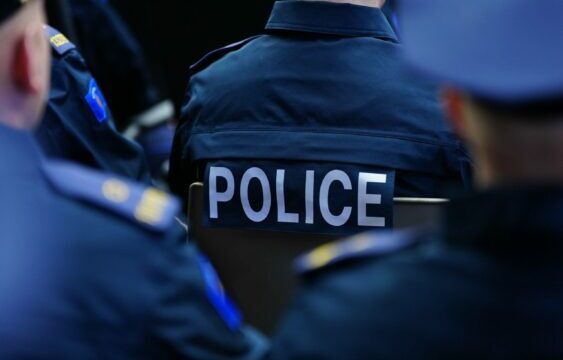 Skenderaj: Babai ia dha armën djalit 16-vjeçar për të shtënë në aheng – Policia ia bastis shtëpinë