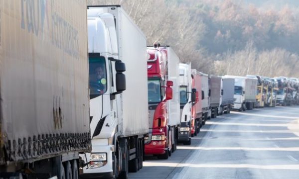 Temperaturat e larta, sot kufizohet qarkullimi për automjetet me mallra mbi 20 tonë