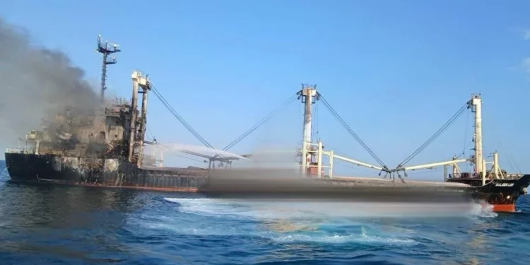 Rusia godet me raketa anijen turke me grurë në Detin e Zi, 5 marinarë të vrarë