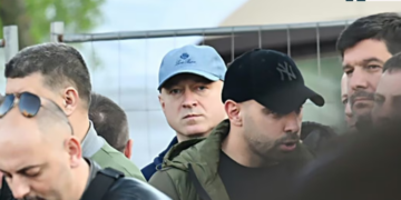 Nikolla Millutinoviq para Zvonko Vesellinoviqit në tubimin e Partisë Përparimtare Serbe, në prill të vitit 2025.