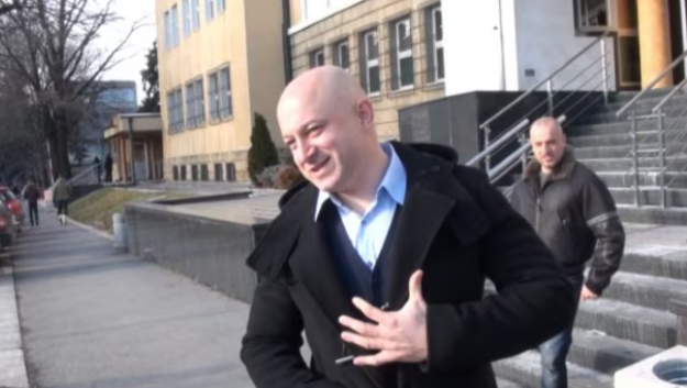 Zvonko Vesellinoviq dhe Millan Radoiçiq (mbrapa) para Gjykatës Speciale në Beograd, 9 shkurt 2015.