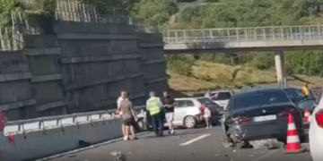 VIDEO/ Aksident pranë pikës kufitare në Morinë, 6 makina përplasen, tetë të lënduar