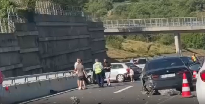 VIDEO/ Aksident pranë pikës kufitare në Morinë, 6 makina përplasen, tetë të lënduar