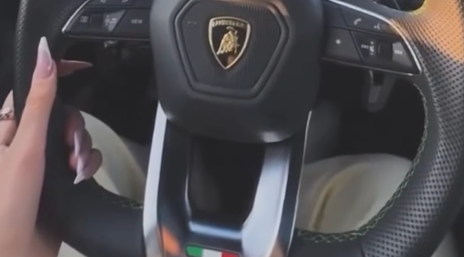 “Fluturon” me Lamborghini, kosovarja kap shpejtësinë marramendëse prej 200 km/h dhe e filmon veten