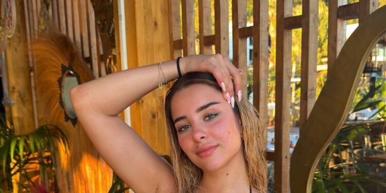 Elijona shfaqet ‘zjarr’ në bikini (Foto16+)