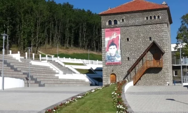 Dëmtohet objekti përcjellës në Kompleksin Memorial “Zahir Pajaziti”, rasti nën hetime