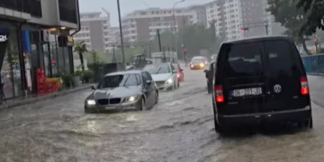 Reshjet e dendura shkaktojnë vërshime në Prizren, ura pranë Parkut të Qytetit mbulohet nga uji