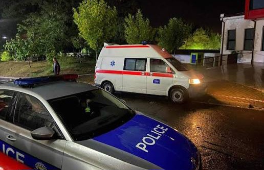 Ky është i dyshuari i arrestuar për goditjen me thikë të 30-vjeçarit (B.M.) në Mitrovicë (Emri)