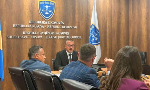 Debati për gjyqtarët serbë, Kryesuesi-anëtarit të KGJK’së: Po kërkon vëmendje pasi këtë çështje e ngriti u.d. presidentja