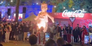 S’po e përpijnë ende humbjen, digjet një kukull me mbishkrimin Mbappe në Paraguaj