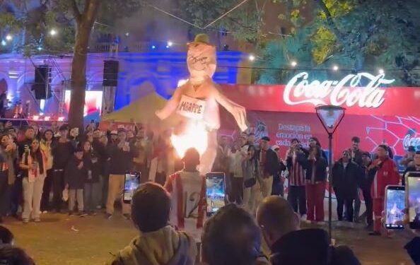 S’po e përpijnë ende humbjen, digjet një kukull me mbishkrimin Mbappe në Paraguaj