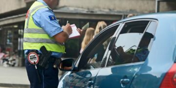 Nuk u pajtua me gjobën, e futi dorën në veturën e Policisë për t’ua marrë dokumentet në Vushtrri – 46-vjeçarit i hidhet sprej në sy
