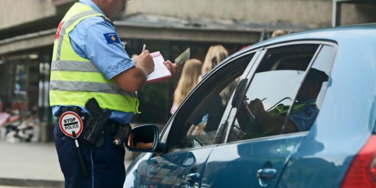 Nuk u pajtua me gjobën, e futi dorën në veturën e Policisë për t’ua marrë dokumentet në Vushtrri – 46-vjeçarit i hidhet sprej në sy